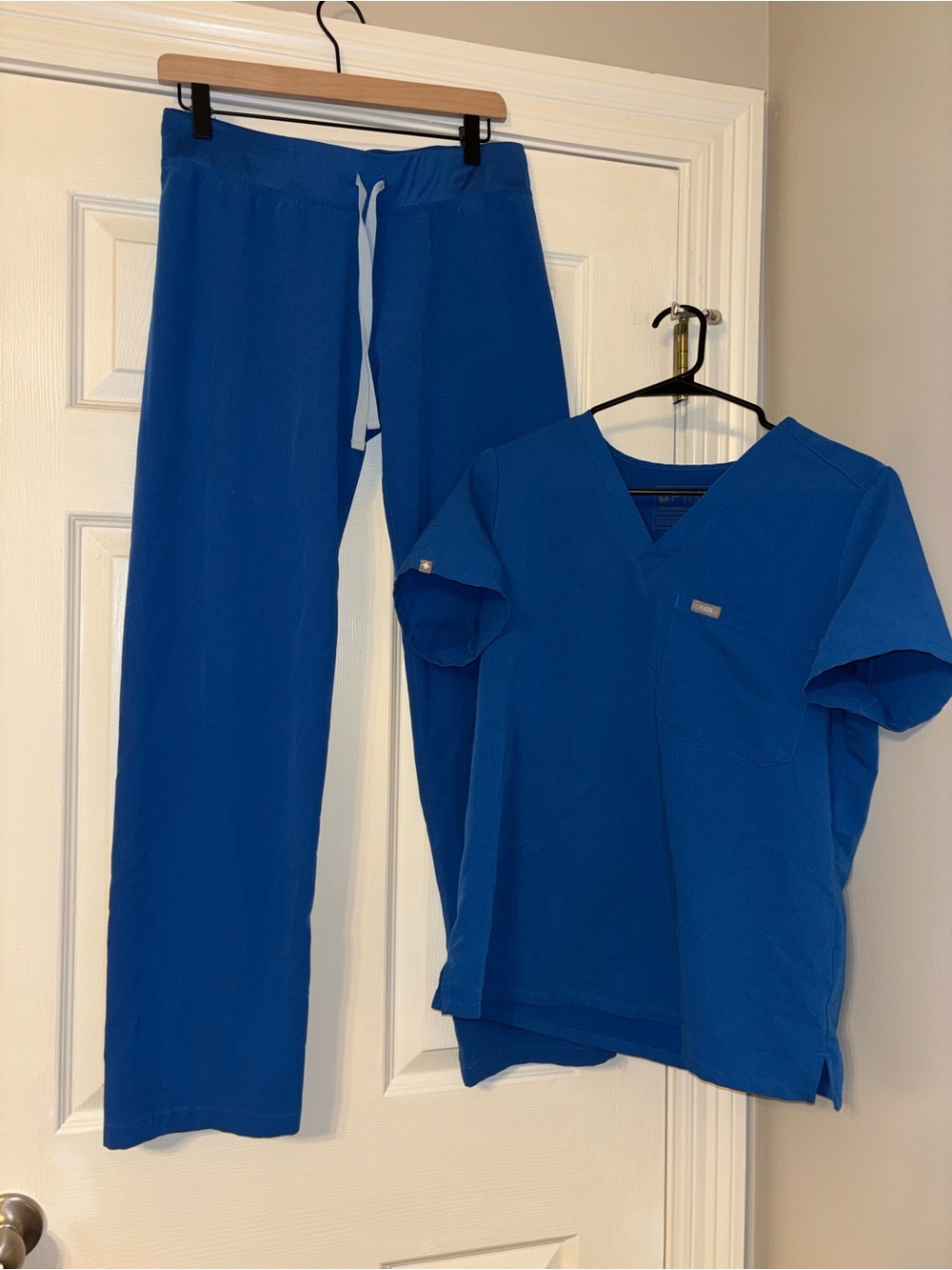 FIGS Catarina Scrub Top Size M and Livingston Pants Size S Scrub Set
